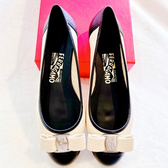 Brand new authentic Salvatore Ferragamo Varina flats - Picture 1 of 8